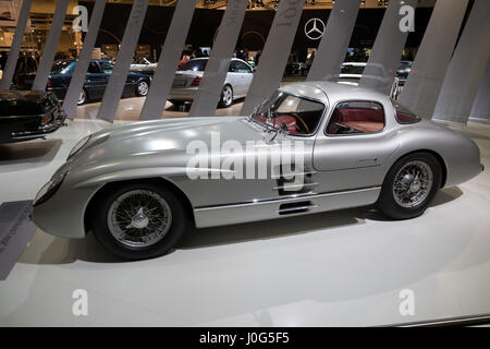 ESSEN, ALLEMAGNE - Apr 6, 2017 : Mercedes Benz 300 SLR W196S Uhlenhaut Coupé voiture classique présenté à la Techno Classica Essen Car Show. Banque D'Images