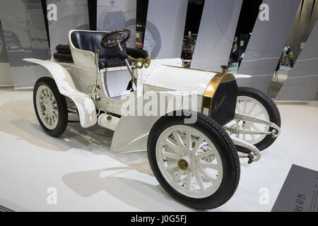 ESSEN, ALLEMAGNE - Apr 6, 2017 : un 1903 Mercedes Simplex 40 PS voiture classique illustré à la Techno Classica Essen Car Show. Banque D'Images