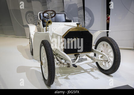 ESSEN, ALLEMAGNE - Apr 6, 2017 : un 1903 Mercedes Simplex 40 PS voiture classique illustré à la Techno Classica Essen Car Show. Banque D'Images