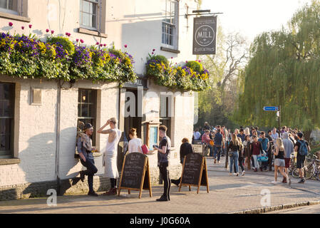 Les gens à l'extérieur de l'usine Pub Cambridge UK Banque D'Images