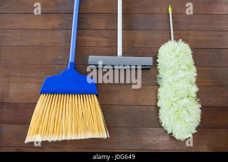 Vue aérienne du nettoyage des outils à main sur la table en bois Banque D'Images