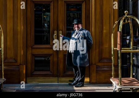 Le portier de l'hôtel au Landmark London, Marylebone Road, Londres, Angleterre Banque D'Images