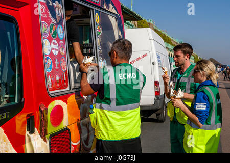 Les gens qui achètent des glaces au Marathon de Brighton, Brighton, Sussex, UK Banque D'Images