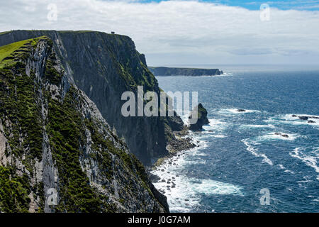 Falaises et la tour à signaux à Mullaghtan Head, près de Port (un port), comté de Donegal, Irlande Banque D'Images