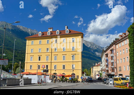 Les activités de la vie quotidienne dans le Marktsplatz, Innsbruck, Autriche Banque D'Images