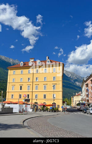 Les activités de la vie quotidienne dans le Marktsplatz, Innsbruck, Autriche Banque D'Images