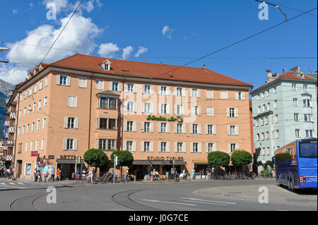 Les activités de la vie quotidienne dans le Marktsplatz, Innsbruck, Autriche Banque D'Images