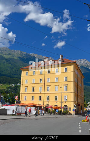 Les activités de la vie quotidienne dans le Marktsplatz, Innsbruck, Autriche Banque D'Images