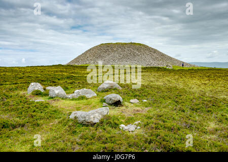 Cairn de Medb, sur le sommet du Knocknarea, Comté de Sligo, Irlande Banque D'Images