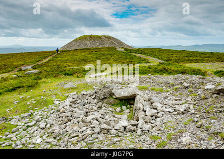 Cairn de Medb, sur le sommet du Knocknarea, Comté de Sligo, Irlande Banque D'Images