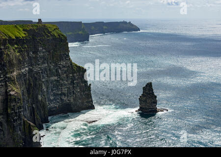 Les falaises de Moher avec la Tour O'Brien visible au point le plus élevé des falaises (212m, 700ft), Comté de Clare, Irlande Banque D'Images