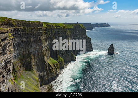 Les falaises de Moher avec la Tour O'Brien visible au point le plus élevé des falaises (212m, 700ft), Comté de Clare, Irlande Banque D'Images