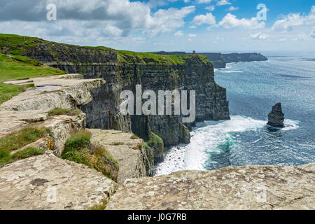 Les falaises de Moher avec la Tour O'Brien visible au point le plus élevé des falaises (212m, 700ft), Comté de Clare, Irlande Banque D'Images