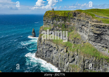 Les falaises de Moher avec la Tour O'Brien visible au point le plus élevé des falaises (212m, 700ft), Comté de Clare, Irlande Banque D'Images