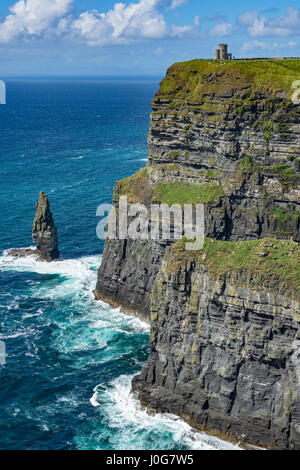 Les falaises de Moher avec la Tour O'Brien visible au point le plus élevé des falaises (212m, 700ft), Comté de Clare, Irlande Banque D'Images