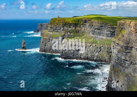 Les falaises de Moher avec la Tour O'Brien visible au point le plus élevé des falaises (212m, 700ft), Comté de Clare, Irlande Banque D'Images