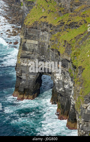 Arche de roche au pied des falaises de Moher, comté de Clare, Irlande Banque D'Images