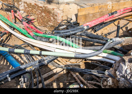 Câbles, pipelines, enchevêtrement dans un site de construction, les lignes d'approvisionnement effacée pendant les travaux de construction, Friedrichstraße à Düsseldorf, Allemagne Banque D'Images