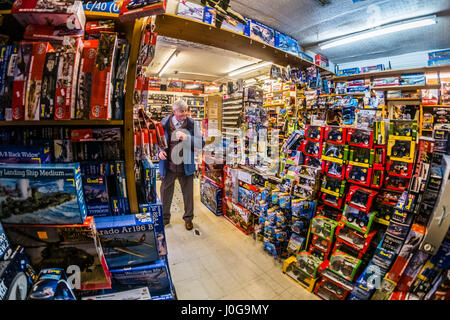 Les clients qui achètent des jouets dans le modèle "Albatros" à l'ancienne traditionnels, jouets passe-temps et le modèle de boutique, Aberystwyth, Pays de Galles UK Banque D'Images