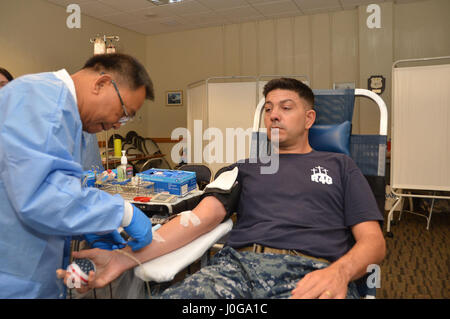 170222-N-JN506-037 PITI, Guam (30 mars 2017) Chef, Technicien en électronique, les communications sous-marin Eric Steele, commandant de l'Escadron de sous-marins (COMSUBRON) 15 fait don de sang au cours d'une collecte de sang mobile au quartier général de l'escadron le 30 mars. L'Armed Services Program-Guam sang, l'un des quatre chapitres de la direction générale de la Micronésie, les collectes mobiles chaque semaine pour collecter des dons destinés à aller directement à des missions d'opérations spéciales, les militaires sur l'île et leurs familles. (U.S. Photo par marine Spécialiste de la communication de masse 1re classe Jamica Johnson) Banque D'Images