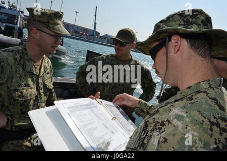 Les membres de la sécurité du port de la Garde côtière canadienne 312 Unité de conduite un exposé sur les mesures de sécurité avant de commencer à Pohang, République de Corée, le 3 avril 2017, au cours de l'opération de l'exercice Pacific Reach en 2017. OPRex17 est un événement de formation bilatérale conçu pour garantir l'état de préparation et de maintenir les capacités de renforcement de la Corée du Sud et les États-Unis Alliance. Les gardes côte serviront de cadre de combined task group la conduite d'eau, des ports et des opérations de sécurité de la protection côtière unis et la République de Corée et du personnel actif de l'exercice d'un domaine Distribution Center (ADC), un point d'alimentation en air Terminal (ATSP), la logistique sur la rive (beaucoup), et le Banque D'Images