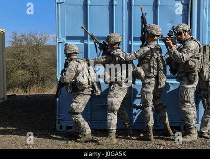 Etudiants du 435e Escadron des Forces de sécurité au sol du Centre de préparation au combat au cours des opérations de sécurité de se préparer à une recherche sur le plan tactique des opérations urbaines au cours de la construction du cours sur la garnison de l'armée américaine Baumholder, Allemagne, 4 avril 2017. Les étudiants avaient pour mission de parler à un chef de village et d'obtenir des renseignements de lui lorsqu'ils ont été attaqués et ont dû neutraliser la menace et le faire revenir à leur base. Aviateurs affectés à la 86e, SFS SFS SFS 422nd, 100e, et 569e Escadron de la police des forces américaines ont participé au cours. (U.S. Photo de l'Armée de l'air par des aviateurs Banque D'Images