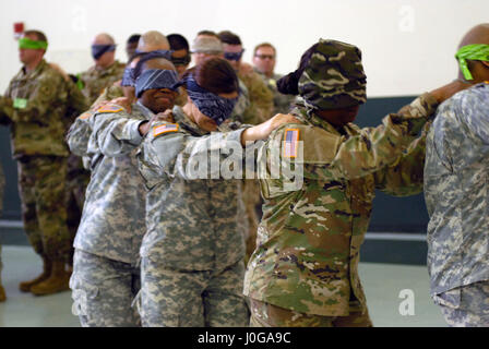 Les étudiants qui fréquentent les cours de leadership de l'égalité des chances, qui a eu lieu à l'Armée de l'administration centrale de commande médicale à Pinellas Park, Floride le 8 avril, ont participé à un exercice pratique appelé 'Le serpent' où la dernière personne dans le line-up communique par le langage corporel pour aider leur équipe à l'avant de localiser des serpents sur le sol et les déposer dans un carré. Exercices pratiques comme celui-ci contribuent à renforcer la confiance et à créer la confiance entre les membres du service. 013 classe a obtenu environ 50 étudiants le 8 avril inclusivement de l'Armée de terre et de la Marine. Banque D'Images