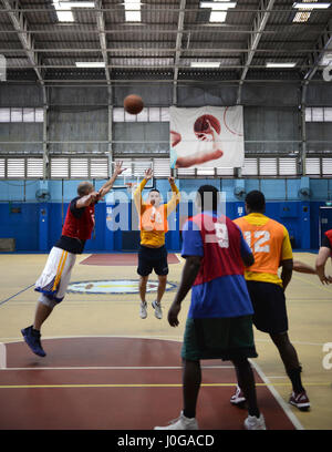 Singapour (10 avril 2017) - Une équipe de marins (vestes orange) valeurs à l'USS Carl Vinson (CVN-70) en compétition lors d'un match de basket-ball qui a eu lieu au Centre de la région de la marine de Singapour (NRCS) 6 avril, 2017. La communauté se félicite de la société népalaise de marins de l'USS Carl Vinson Carrier Strike Group (CSG-1) au cours d'une escale à Singapour, 4-8 avril, 2017. (Official U.S. Navy photo de Marc Ayalin) Banque D'Images