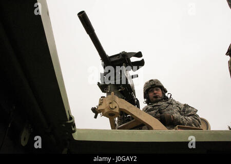 Réserve de l'armée américaine le Sgt. 1re classe Mario Hernandez, 366e, 412e compagnie du génie Ingénieur Théâtre communique avec la tour de commande après avoir terminé au cours de l'opération feu blanc à l'acier froid Fort McCoy, au Wisconsin, le 10 avril 2017. L'acier froid fonctionnement est l'armée américaine Réserver's armes collectives qualification et validation afin de s'assurer que les unités de réserve de l'Armée de l'Amérique et les soldats sont formés et prêts à se déployer à court préavis et porter prêt au combat et la puissance de feu meurtrière à l'appui de l'armée et nos partenaires n'importe où dans le monde. (U.S. Réserve de l'armée photo prise par le s.. Debralee Être Banque D'Images