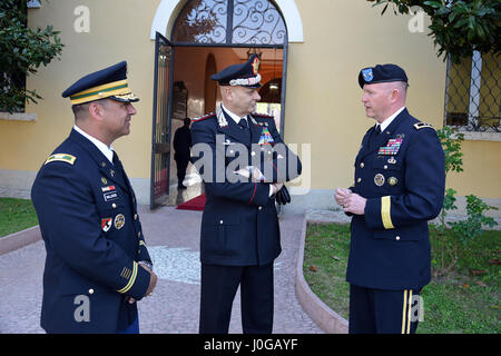 Le colonel de l'armée américaine Darius S. Gallegos (à gauche), du Centre d'excellence pour les unités de police de stabilité (COESPU) Directeur adjoint, le lieutenant Gen Vincenzo Coppola (centre), général commandant la "Carabinieri" Palidoro et unités mobiles spécialisées, et le Major-général Joseph P. Harrington (droite), l'Afrique de l'armée américaine, commandant général de l'OTAN au cours de la visite à Naples, JFC Commandant Amiral Michelle Howard à l'CoESPU Vicenza, 10 avril 2017. (U.S. Photo de l'armée par Visual Spécialiste de l'information Paolo Bovo/libérés) Banque D'Images