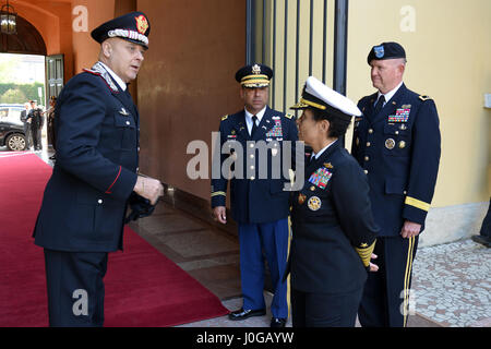 Les Carabinieri italiens Vincenzo Coppola Le Lieutenant Gen (à gauche), général commandant la "Carabinieri" Palidoro et unités mobiles spécialisées, rencontre l'amiral Michelle Howard (à gauche), commandant de l'OTAN-JFC Naples, pendant une visite au Centre d'excellence pour les unités de police de stabilité (COESPU) Vicenza, 10 avril 2017. (U.S. Photo de l'armée par Visual Spécialiste de l'information Paolo Bovo/libérés) Banque D'Images