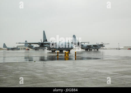 Un KC-130J Hercules du corps des Marines des États-Unis se rendant sur la ligne de vol du MCAS Iwakuni pendant l'aviation a dispensé une formation au ravitaillement au sol avec des avions VMFA-121 F-35B Lightning II, améliorant les capacités de ravitaillement dans des endroits austères. Banque D'Images