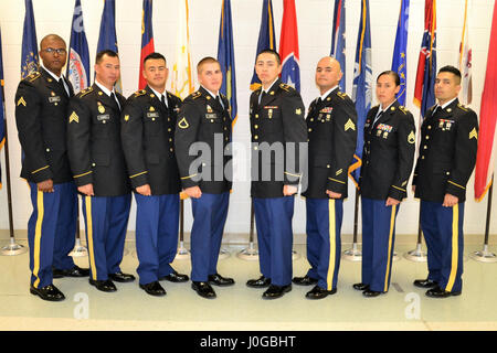 Concurrents pour le 311e commande soutien expéditionnaire Concours meilleur guerrier, vêtus de leurs habillés de bleus, inclus le sous-officier gagnant a été Sgt. Felix Garcia, 311e ESC sous-officier, Los Angeles, Californie (troisième à partir de la droite), et de la junior fait appel gagnant de la CPS. Kenny Ochoa, 481ème Compagnie de transport, Port Hueneme, Californie (troisième à partir de la gauche), et une étoile brillante Le s.. Jessica Cabrera, 155e Bataillon de soutien de soutien au combat, El Monte, Californie (deuxième de la droite), a participé au camp d'entraînement des Forces de réserve des parcs dans la région de Dublin, Californie, du 23 au 26 mars. Banque D'Images