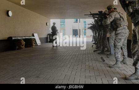 Etudiants du 435e Escadron des Forces de sécurité au sol du Centre de préparation au combat au cours des opérations de sécurité de rechargement tactique fusils M-16 au cours de la manipulation d'armes partie du cours sur la base aérienne de Ramstein, en Allemagne, le 25 mars 2017. La manipulation des armes, emplacement du pignon inclus formation position de combat, la plate-forme de tir, de chargement, de rechargement, et des transitions. Aviateurs affectés à la 86e, SFS SFS SFS 422nd, 100e, et 569e Escadron de la police des forces américaines ont participé au cours. (U.S. Photo de l'Armée de l'air par la Haute Airman Tryphena Mayhugh) Banque D'Images