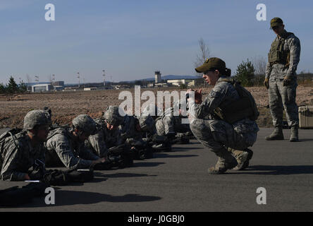 Le s.. Kelsea Ashmore, 435e Escadron des Forces de sécurité au sol du centre de formation de préparation au combat, instructeur expalins aux étudiants du cours sur les opérations de sécurité comment estimer la distance de la cible au cours de l'estimation portée partie du cours sur la base aérienne de Ramstein, en Allemagne, le 25 mars 2017. Le but des deux semaines de cours est de préparer les forces de sécurité d'aviateurs qui sont déployés dans le but. Aviateurs affectés à la 86e, SFS SFS SFS 422nd, 100e, et 569e Escadron de la police des forces américaines ont participé au cours. (U.S. Photo de l'Armée de l'air par la Haute Airman Tryphena Mayhugh) Banque D'Images