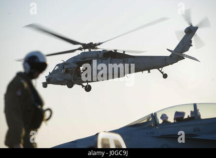 170331-N-DA275-002 OCÉAN PACIFIQUE (31 mars 2017) Un MH-60S Sea Hawk affecté à l 'Eightballers" de la mer de l'Escadron d'hélicoptères de combat (HSC) 8 décolle de l'envol du porte-avions USS Nimitz (CVN 68). Le navire est la réalisation d'une unité de formation composite de l'exercice avec le groupe c'est en préparation pour un prochain déploiement. (U.S. Photo par marine Spécialiste de la communication de masse de la classe 3ème Samuel Bacon/libérés) Banque D'Images