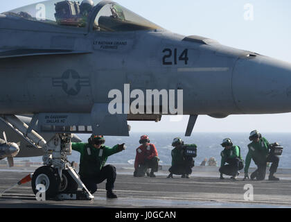 Océan Pacifique (31 mars 2017) conduite des opérations de vol de marins à bord du porte-avions USS Nimitz (CVN 68). Nimitz est actuellement en cours d'exercice de l'unité de formation Composite (COMPTUEX) avec le groupe aéronaval du Nimitz en préparation pour un prochain déploiement. COMPTUEX teste un groupe aéronaval a pour mission de préparation et de capacité à fonctionner comme une unité intégrée grâce à une simulation des scénarios du monde réel. (U.S. Photo par marine Spécialiste de la communication de masse Seaman Ian Kinkead/libérés) Banque D'Images