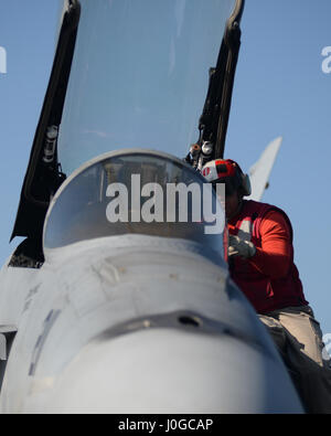 Océan Pacifique (31 mars 2017) l'artilleur de la "Argonautes" de Strike Fighter Squadron (VFA) 147, Ens. Jose Franco. Originaire de Houston, regarde dans le cockpit d'un F/A-18E Super Hornet à bord du porte-avions USS Nimitz (CVN 68). Nimitz est actuellement en cours d'exercice de l'unité de formation Composite (COMPTUEX) avec le groupe aéronaval du Nimitz en préparation pour un prochain déploiement. COMPTUEX teste un groupe aéronaval a pour mission de préparation et de capacité à fonctionner comme une unité intégrée grâce à une simulation des scénarios du monde réel. (U.S. Photo par Marine perdus masse marin Spécialiste JE Banque D'Images