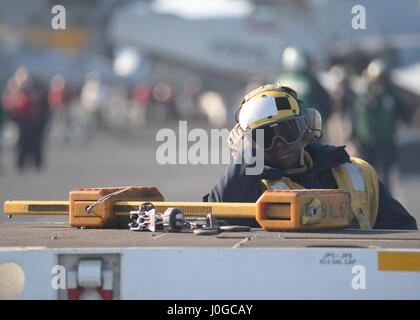 Océan Pacifique (31 mars 2017) l'Aviation maître de Manœuvre (manutention) 3e classe Yaye Ndiaye, originaire de Mount Vernon, NEW YORK, est assis sur un tracteur à bord du porte-avions USS Nimitz (CVN 68). Nimitz est actuellement en cours d'exercice de l'unité de formation Composite (COMPTUEX) avec le groupe aéronaval du Nimitz en préparation pour un prochain déploiement. COMPTUEX teste un groupe aéronaval a pour mission de préparation et de capacité à fonctionner comme une unité intégrée grâce à une simulation des scénarios du monde réel. (U.S. Photo par Marine perdus masse marin Spécialiste Ian Kinkead/libérés) Banque D'Images