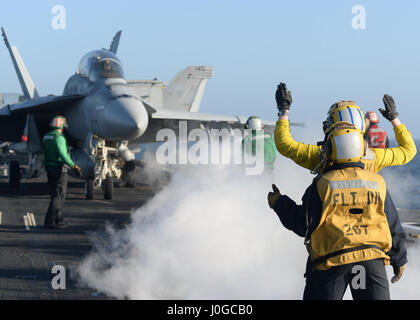 Océan Pacifique (31 mars 2017) conduite des opérations de vol de marins à bord du porte-avions USS Nimitz (CVN 68). Nimitz est actuellement en cours d'exercice de l'unité de formation Composite (COMPTUEX) avec le groupe aéronaval du Nimitz en préparation pour un prochain déploiement. COMPTUEX teste un groupe aéronaval a pour mission de préparation et de capacité à fonctionner comme une unité intégrée grâce à une simulation des scénarios du monde réel. (U.S. Photo par marine Spécialiste de la communication de masse Seaman Ian Kinkead/libérés) Banque D'Images