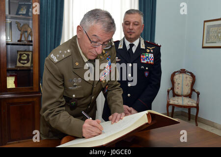 Le Général Claudio Graziano, chef d'état-major de l'armée italienne, signe le livre d'invité d'honneur, pendant une visite au Centre d'excellence pour les unités de police de stabilité (COESPU) Vicenza, Italie, le 1 avril 2017. (U.S. Photo de l'armée par Visual Spécialiste de l'information Paolo Bovo/libérés) Banque D'Images