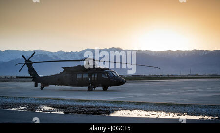 L'ARMÉE AMÉRICAINE UN UH-60 Black Hawk assigné à la Force Flying Dragon, 16e Brigade d'aviation de combat, 7 Division d'infanterie est prêt pour l'entraînement que le soleil se couche à l'aérodrome de Bagram, en Afghanistan, le 1 avril 2017. Les Dragons volants sont préparent à assumer leur mission avec les forces américaines en Afghanistan à l'appui de l'opération Liberté's Sentinel et appui résolu Mission. Banque D'Images
