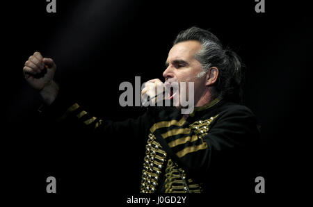 Padoue Padoue, PD, Italie - 29 mars 2017 : Piero Pelu le chanteur d'un groupe de rock italien Litfiba avec microphone sur la scène pendant le concert live Banque D'Images