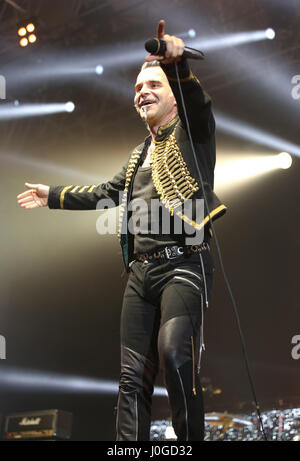 Padoue Padoue, PD, Italie - 29 mars 2017 : Piero Pelu le chanteur d'un groupe de rock italien Litfiba avec microphone sur la scène pendant le concert live Banque D'Images