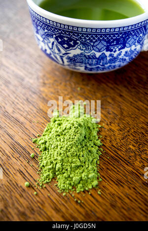 La poudre de thé vert matcha et verre Banque D'Images