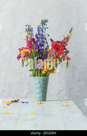 Bouquet de fleurs sur le tableau blanc Banque D'Images