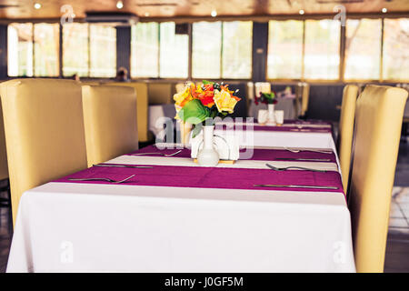 Close up de table élégante conception Réglage pour quatre personnes à l'intérieur d'un restaurant cher Banque D'Images