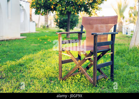 White outdoor mobilier. Des chaises longues dans le jardin de l'hôtel vous invite à vous détendre Banque D'Images