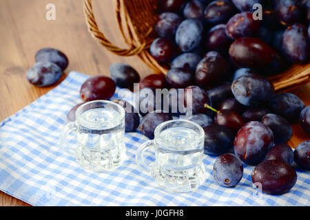 Liqupr prune servi dans de petits verres. contre-image traitée. Banque D'Images