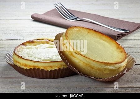 Tartelettes au fromage sur fond de bois Banque D'Images